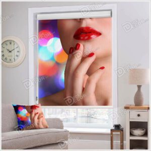 پرده شید چهره نقاشی کد SSP-23 با تصویری از صورت دختر با رژ لب و لاک ناخن قرمز بوده و مناسب آرایشگاه زنانه می باشد