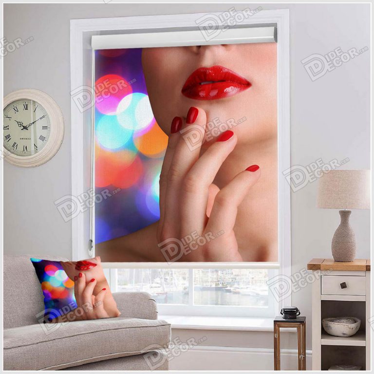 پرده شید چهره نقاشی کد SSP-23 با تصویری از صورت دختر با رژ لب و لاک ناخن قرمز بوده و مناسب آرایشگاه زنانه می باشد