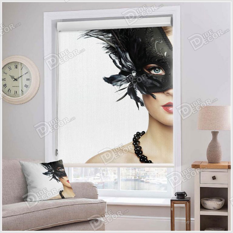 پرده شید چهره کد SSP-24 با تصویری از صورت دختری است که نقاب ( ماسک ) پر دار مشکی و گردنبند سیاه رنگ بر گردن دارد