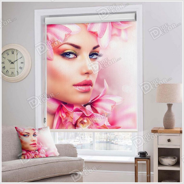 پرده شید چهره و نقاشی کد SSP-26 با تصویری از صورت دختری زیبا و گل های صورتی بوده و این مدل جدید جهت محیط کاری بانوان پیشنهاد می گردد