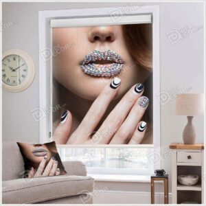 پرده شید چهره تصویر دختر با لب پوشیده از نگین و ناخن سیاه و مناسب سالن زیبایی زنانه