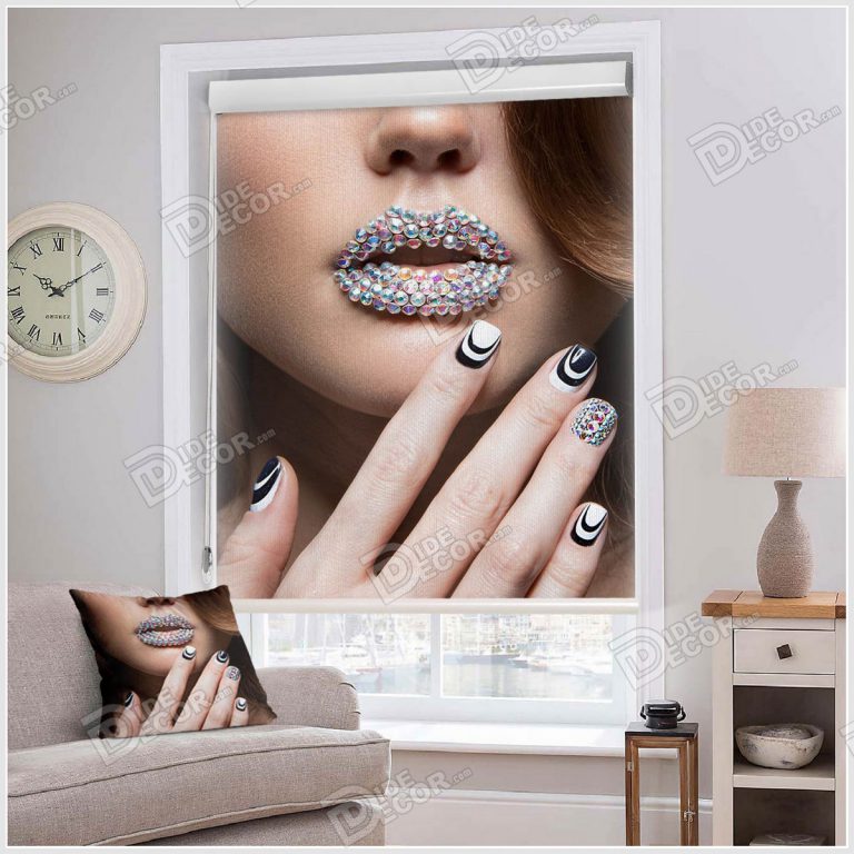 پرده شید چهره تصویر دختر با لب پوشیده از نگین و ناخن سیاه و مناسب سالن زیبایی زنانه