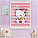 پرده زبرا کودک چاپی کد ZKP-28 دخترانه با تصویر شخصیت کارتونی گربه هلو کیتی Hello Kitty با گل های زرد و قرمز و زمینه عکس صورتی رنگ