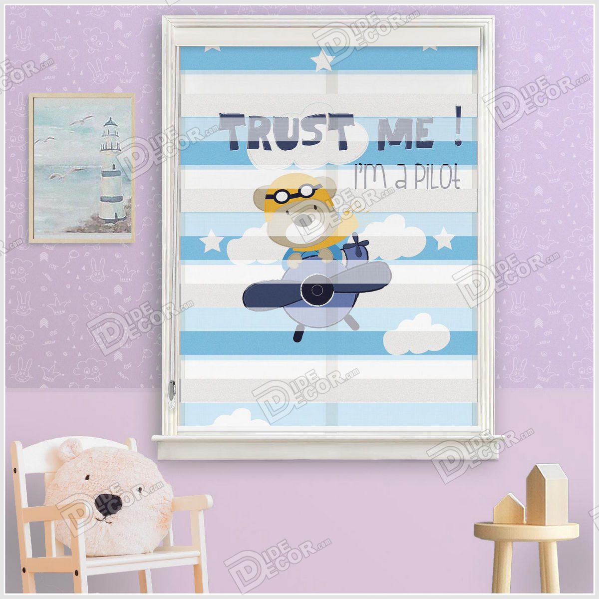 پرده زبرا کودک پسرانه چاپی ZKP-30 با تصویری از خرس در هواپیما در آسمان آبی و با جمله TRUST ME ! I'M A PILOT به من اعتماد کن من خلبان هستم