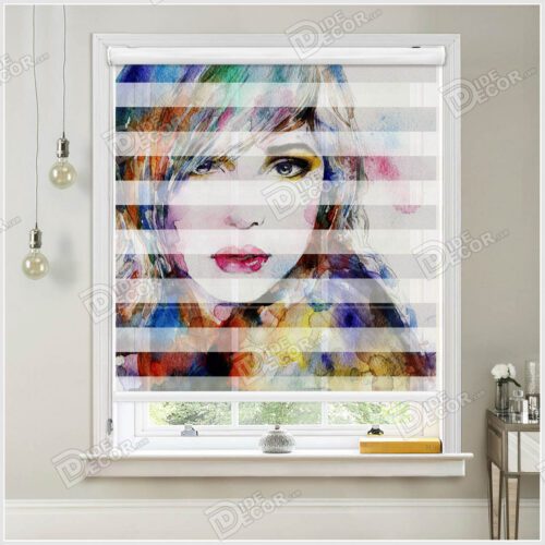 پرده زبرا چاپی چهره کد ZSP-11 با تصویر نقاشی پرتره صورت دختر بوده و به زیبایی با رنگ های مختلف اجرا و برای سالن زیبایی مناسب است