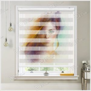 پرده زبرا چاپی چهره کد ZSP-21 با تصویر صورت دختر جوانی با موهای بلوند است و برای سالن آرایش و زیبایی بانوان و مزون مناسب می باشد