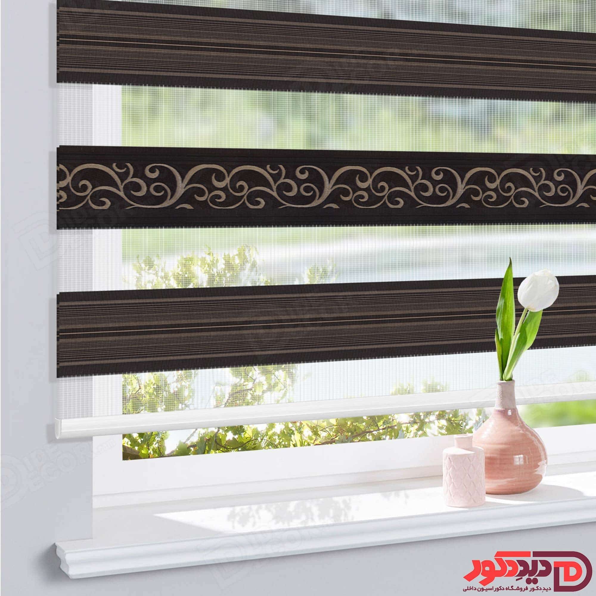 پرده طرح دار کد AP-04 با رنگ زمینه قهوه ای سوخته و طرح از دو ردیف خط های پیچ خورده و خط دار قهوه ای می باشد.