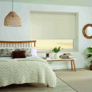 پرده شید ساده کرم رنگ با سبک مدرن در اتاق خواب بزرگسال