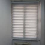 عکس پرده زبرا ساده نصب در اتاق طرح چوب کرم