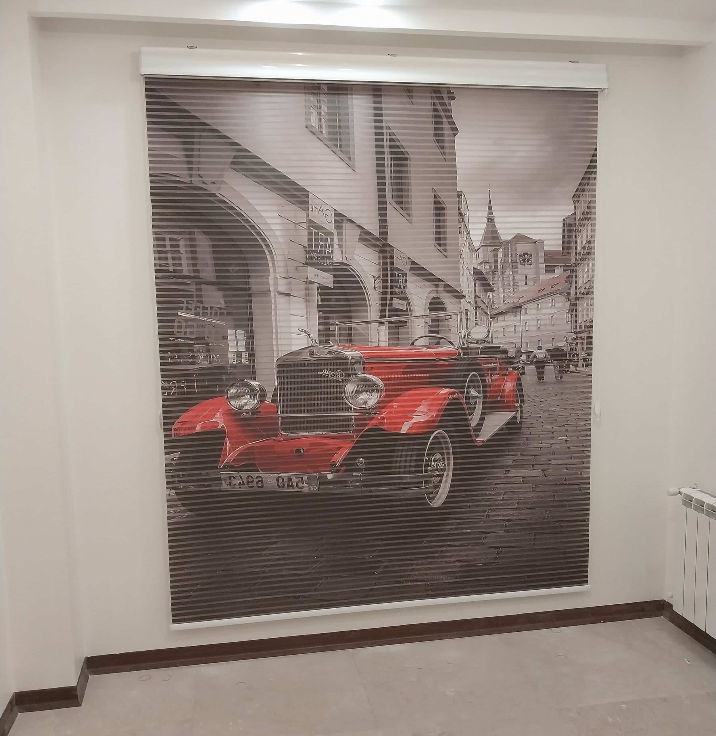 عکس نمونه کار پرده زبرا تصویری با ماشین قرمز کلاسیک برای اتاق خواب پسرها