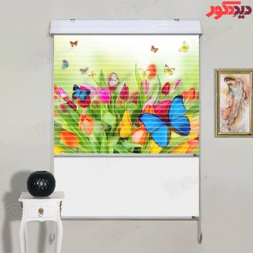 پرده زبرا دومکانیزم چاپی کد AZD-051 با طرح گل‌های لاله رنگارنگ و پروانه‌های آبی بر زمینه سفید و سبز،