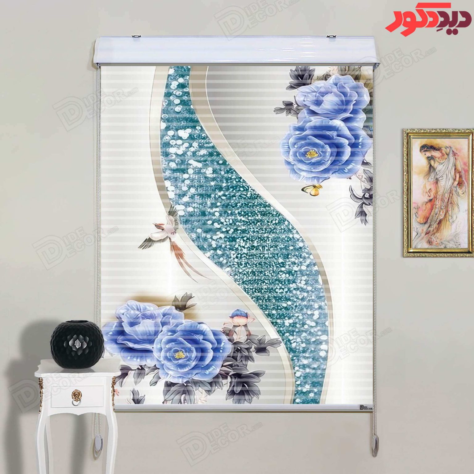 این پرده زبرا دومکانیزم کد AZD-109 دارای رنگ زمینه سفید و طرح گل‌های آبی با المان‌های مهره‌دار است.