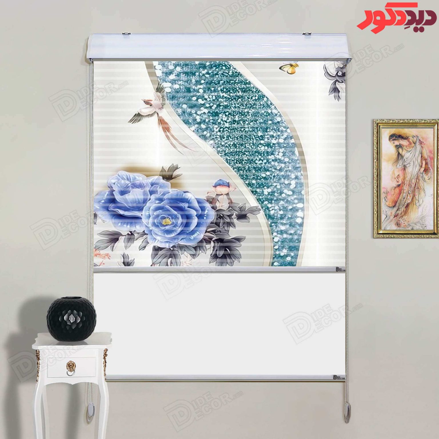 این پرده زبرا دومکانیزم کد AZD-109 دارای رنگ زمینه سفید و طرح گل‌های آبی با المان‌های مهره‌دار است.