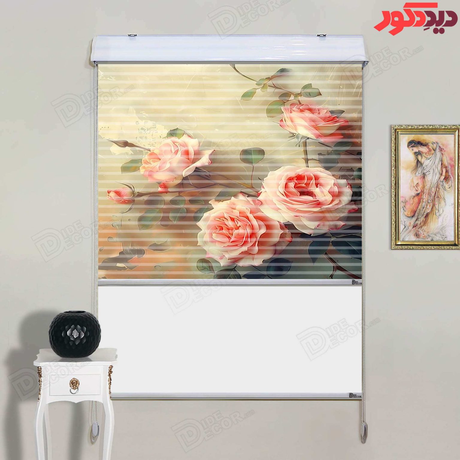 پرده زبرا دومکانیزم کد AZD-120 با طرح گل‌های رز صورتی و زمینه ملایم، مناسب برای فضای پذیرایی است.