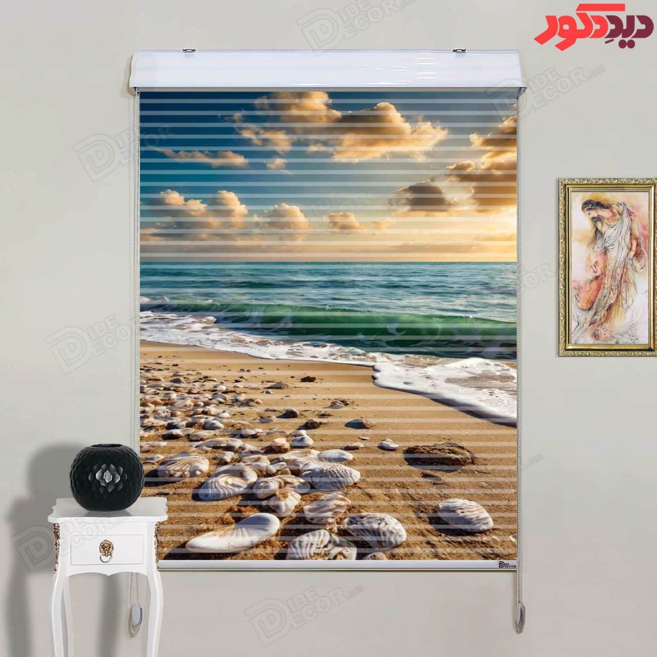 این پرده زبرا دومکانیزم کد AZD-130 دارای طرحی از منظره دریا و سواحل شنی و با رنگ‌های آبی و کرم غالب.