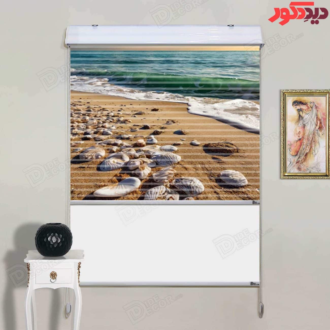 این پرده زبرا دومکانیزم کد AZD-130 دارای طرحی از منظره دریا و سواحل شنی و با رنگ‌های آبی و کرم غالب.