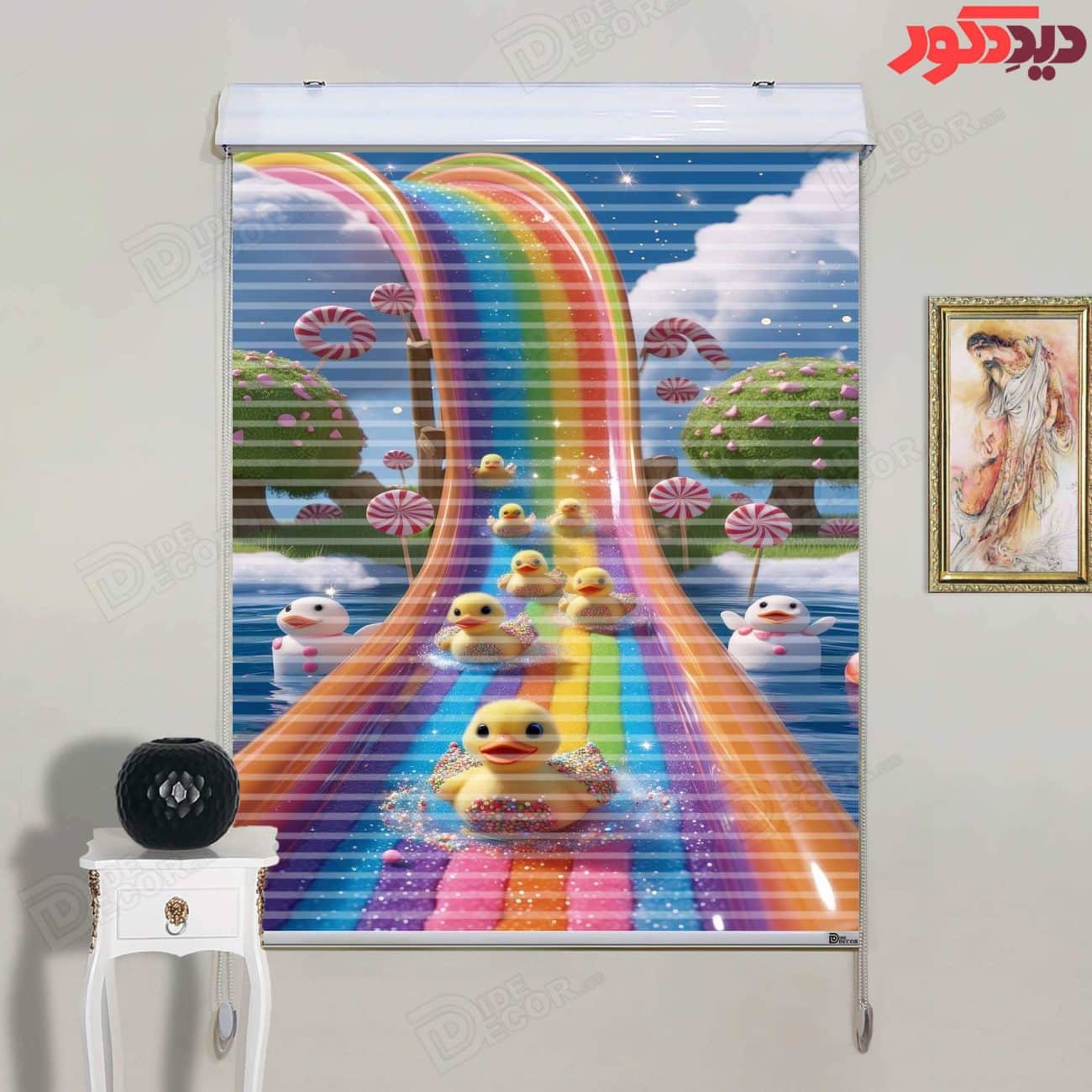 این پرده زبرا دومکانیزم با طرح رنگین‌کمان و شخصیت‌های عروسکی، مناسب برای اتاق کودک است و فضایی شاد و