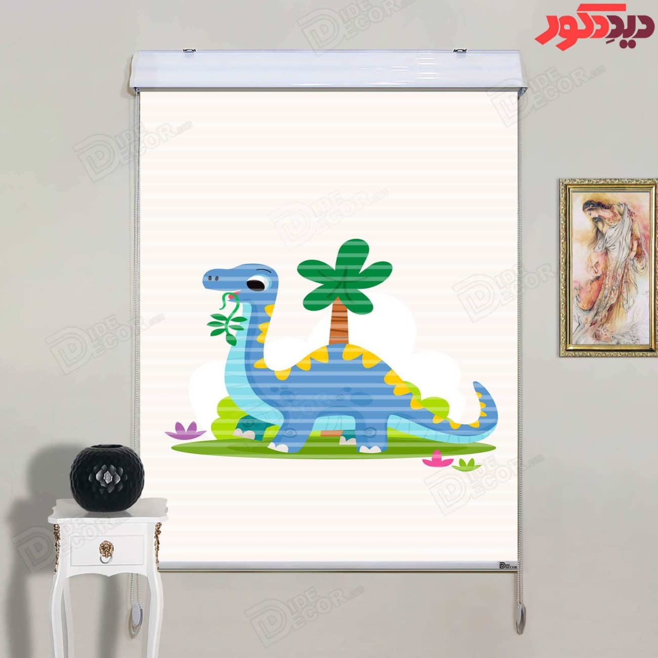 این پرده زبرا دومکانیزم اتاق کودک دارای طرحی از دایناسوری آبی با رنگ‌های ملایم و درختان سبز است و من