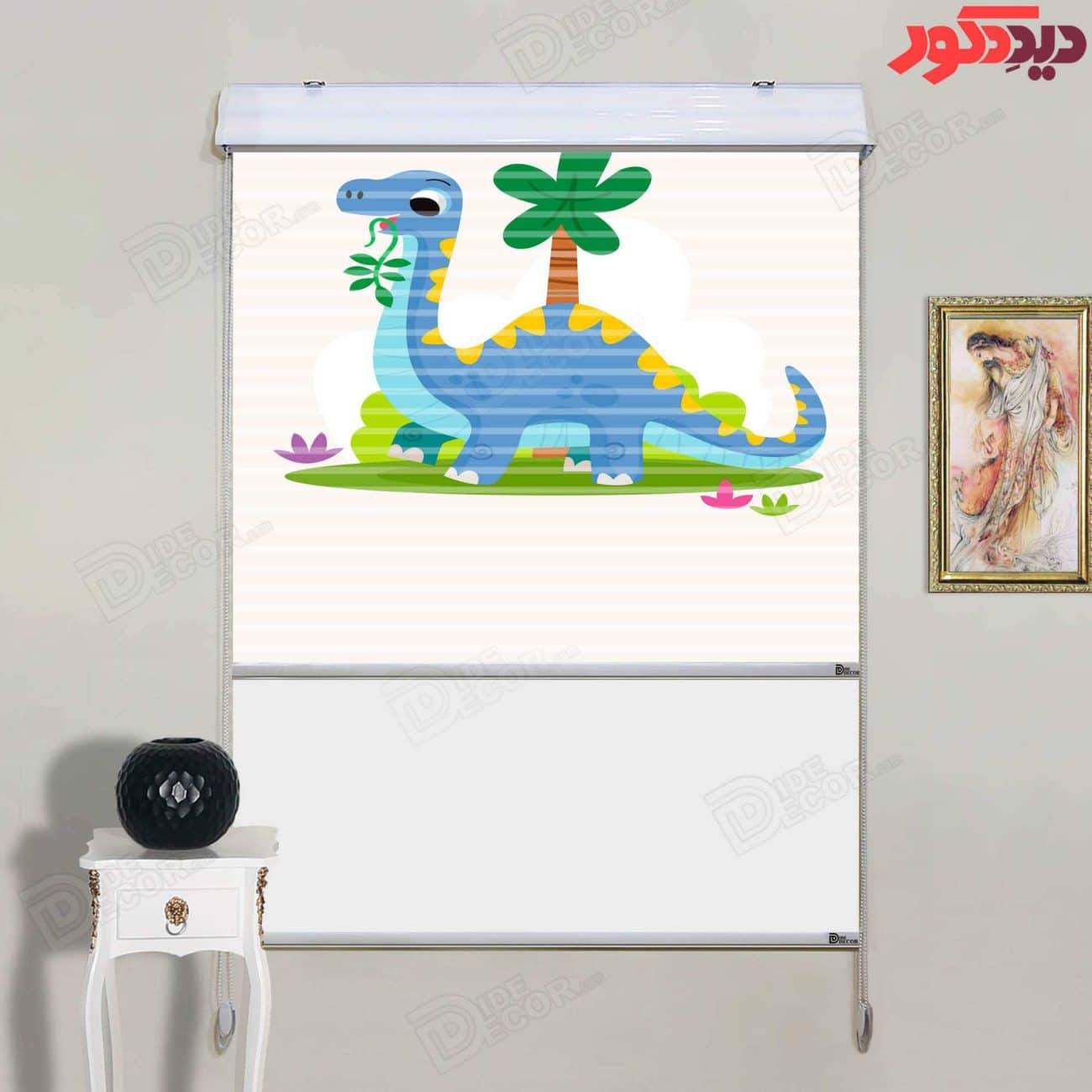 این پرده زبرا دومکانیزم اتاق کودک دارای طرحی از دایناسوری آبی با رنگ‌های ملایم و درختان سبز است و من
