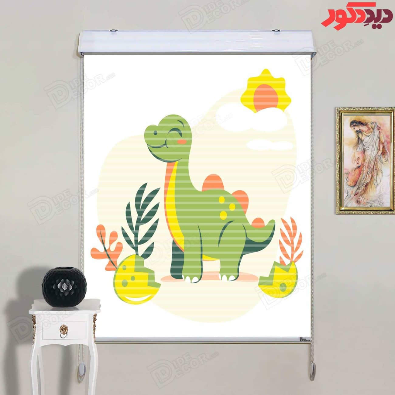 پرده زبرا دومکانیزم کودک با کد KZD-043 شامل طراحی جذاب یک دایناسور سبز رنگ و دو تخم‌مرغ زرد است که ف