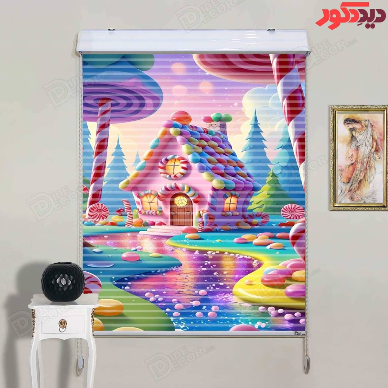 پرده زبرا دومکانیزم کد KZD-044 دارای طرحی کودکانه با تصویر یک خانه شیرینی‌جات در میان جنگل و رنگ‌های