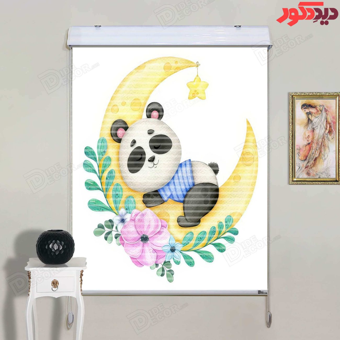 پرده زبرا دومکانیزم کد KZD-046 دارای طراحی شیرین یک پاندا در حال استراحت بر روی ماه با رنگ‌های آرامش