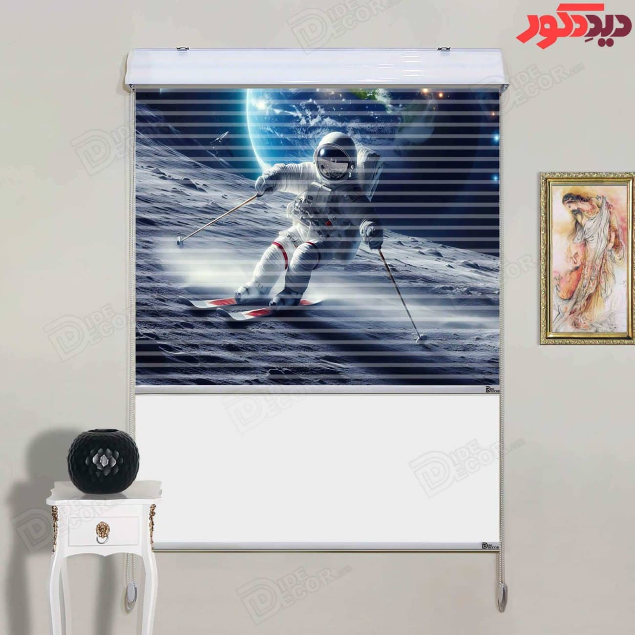 پرده زبرا دومکانیزم کد KZD-047 با طرح فضایی و تصویری از یک فضانورد در حال اسکی بر روی سطح ماه، دارای