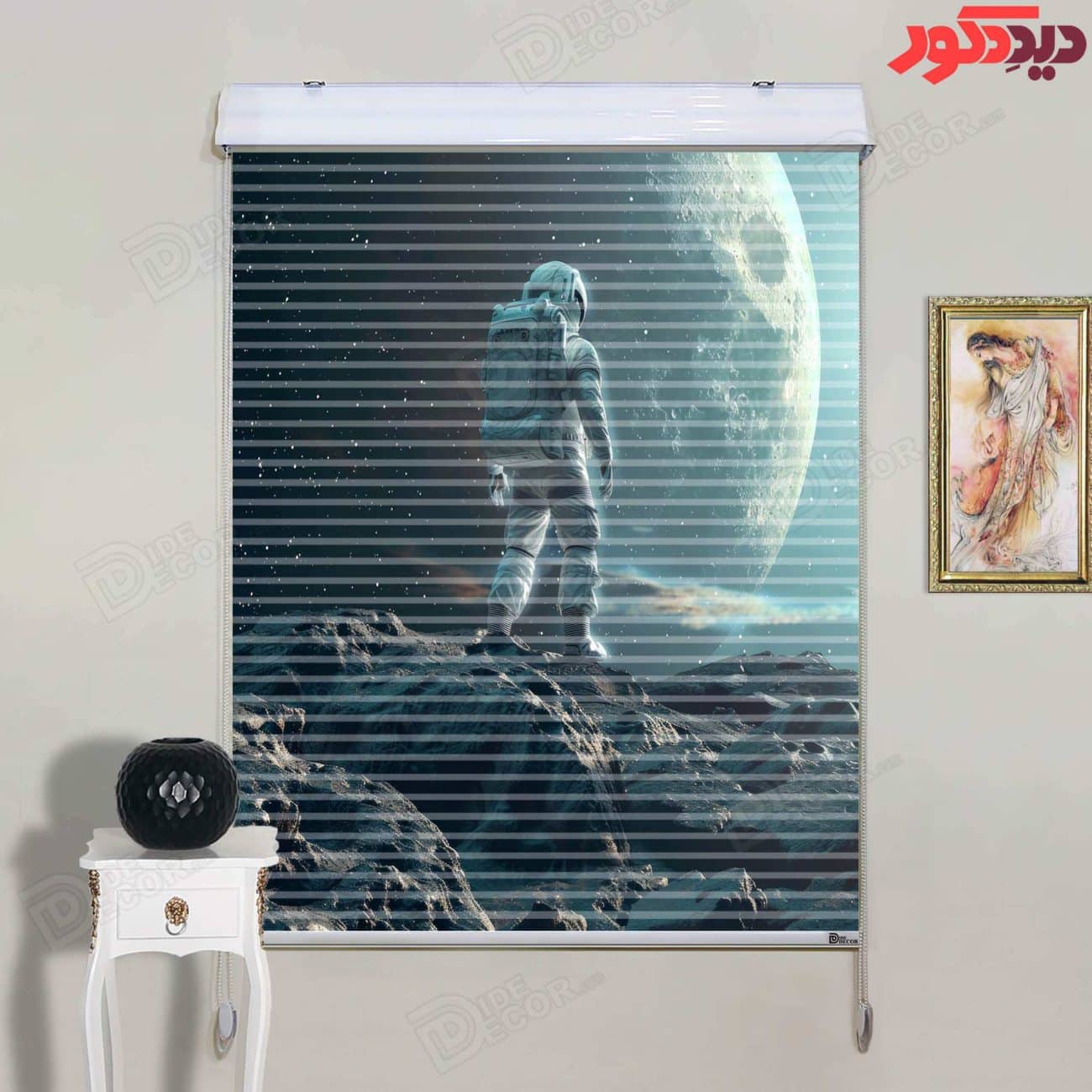 پرده زبرا دومکانیزم کد KZD-048 با طرح فضانورد در فضایی با رنگ‌های تیره و نقره‌ای، مناسب اتاق کودک اس