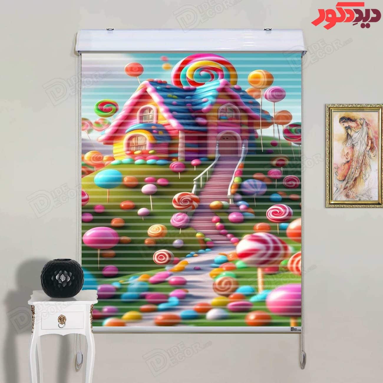 پرده زبرا دومکانیزم کد KZD-049 دارای طرحی شاداب از یک خانه شیرینی با رنگ‌های شاد و متنوع است، که منا