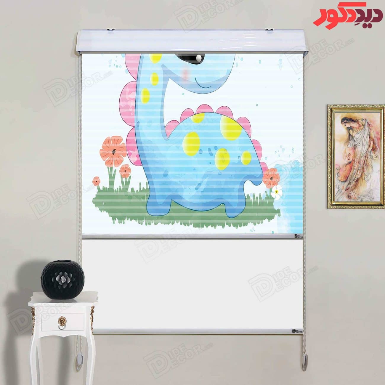 پرده زبرا دومکانیزم کد KZD-052 با رنگ زمینه آبی و طرح دایناسور کارتونی که درختان و گل‌های رنگی را در