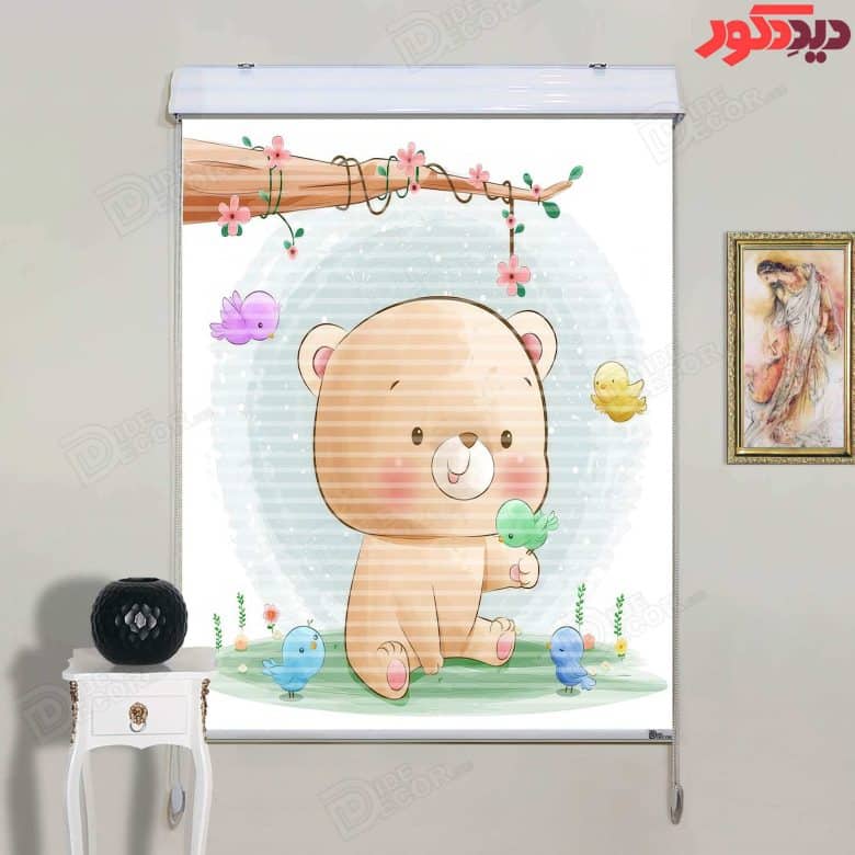 این پرده زبرا دومکانیزم کد KZD-054 با طرح یک خرس بامزه و پرندگان رنگی بر روی زمینه آبی، مناسب برای ا