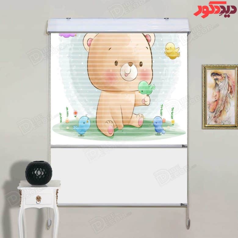 این پرده زبرا دومکانیزم کد KZD-054 با طرح یک خرس بامزه و پرندگان رنگی بر روی زمینه آبی، مناسب برای ا