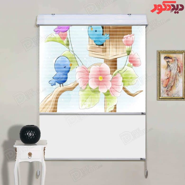 این پرده زبرا دومکانیزم با طرح پرندگان رنگی و گل‌های زیبا، فضایی شاداب و دلنشین را برای اتاق کودک به