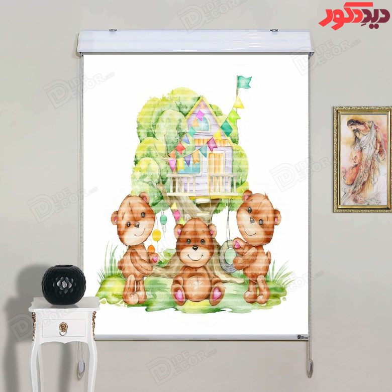 پرده زبرا دومکانیزم کد KZD-060 با طراحی فانتزی شامل سه خرس دوست‌داشتنی و یک خانه درختی است. رنگ زمین