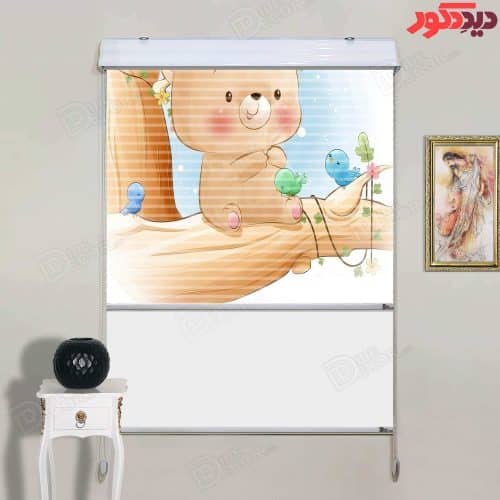 پرده زبرا دومکانیزم کد KZD-061 با طرح خرس ناز و پرنده‌های رنگی در پس‌زمینه‌ای آبی، مناسب برای اتاق ک
