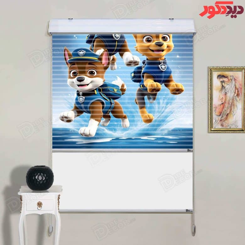 این پرده زبرا دومکانیزم کد KZD-062 با طرح سه شخصیت انیمیشن سگ‌های پلیس در رنگ‌های آبی و قهوه‌ای مناس