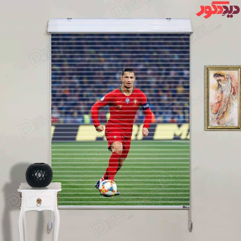 این پرده زبرا دومکانیزم کد KZD-066 با طراحی چاپی هنری، تصویر بازیکن معروف فوتبال در لباس قرمز به همر