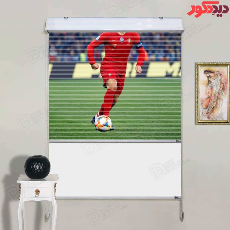 این پرده زبرا دومکانیزم کد KZD-066 با طراحی چاپی هنری، تصویر بازیکن معروف فوتبال در لباس قرمز به همر